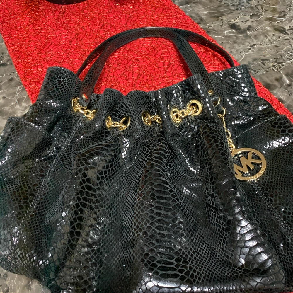 Great gently used handbag.  Smoke free home.